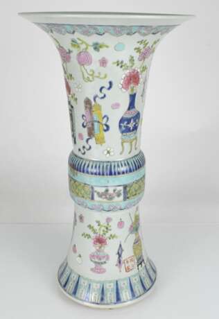 Gu-förmige Vase aus Porzellan mit Antiquitätendekor - photo 2