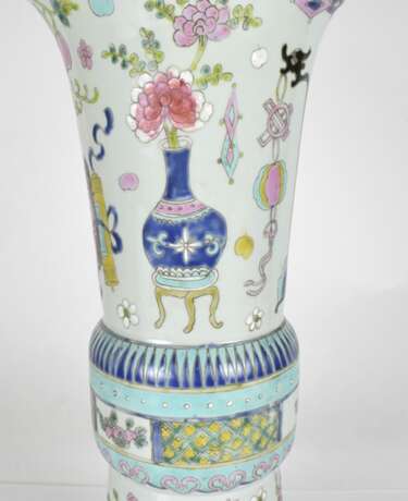 Gu-förmige Vase aus Porzellan mit Antiquitätendekor - photo 3