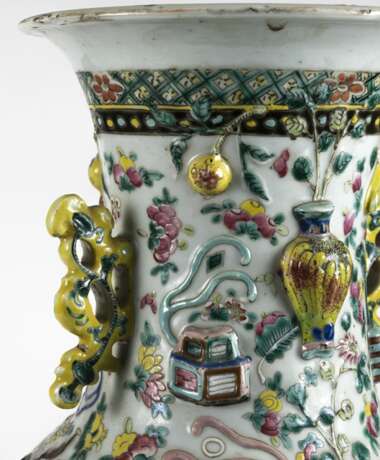 Bodenvase aus Porzellan mit Antiquitäten-Dekor in Relief - фото 4
