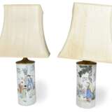 Zwei als Lampen montierte Hutständer aus Porzellan mit 'Famille rose'-Dekor - photo 1