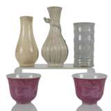 Drei Vasen und zwei Tassen aus Porzellan, die Tassen mit Drachendekor - фото 1