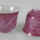 Drei Vasen und zwei Tassen aus Porzellan, die Tassen mit Drachendekor - Foto 2
