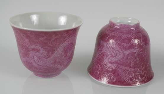 Drei Vasen und zwei Tassen aus Porzellan, die Tassen mit Drachendekor - фото 2