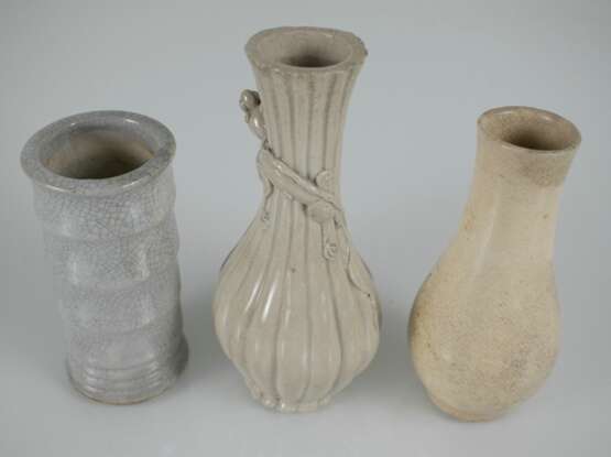 Drei Vasen und zwei Tassen aus Porzellan, die Tassen mit Drachendekor - Foto 4