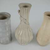 Drei Vasen und zwei Tassen aus Porzellan, die Tassen mit Drachendekor - фото 4