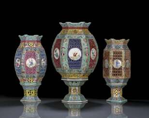 Gruppe von drei Laternen aus Porzellan mit polychromem Dekor, je in zwei Teilen gearbeitet