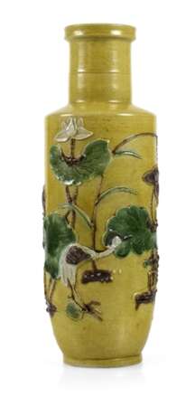 Gelbgrundige Vase mit Reliefdekor von Lotos und Kranichen - Foto 1