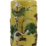 Gelbgrundige Vase mit Reliefdekor von Lotos und Kranichen - photo 1