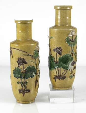 Gelbgrundige Vase mit Reliefdekor von Lotos und Kranichen - photo 2