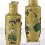 Gelbgrundige Vase mit Reliefdekor von Lotos und Kranichen - Foto 3