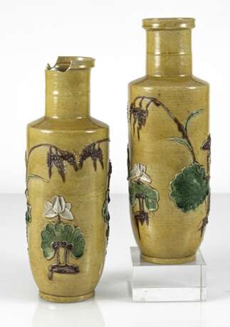 Gelbgrundige Vase mit Reliefdekor von Lotos und Kranichen - photo 3