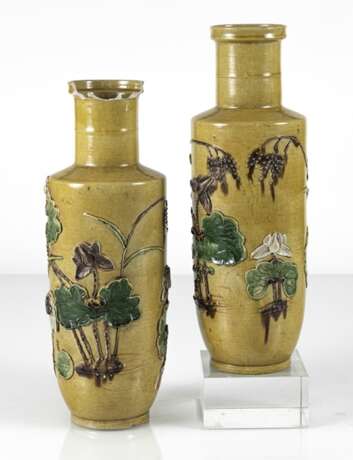 Gelbgrundige Vase mit Reliefdekor von Lotos und Kranichen - Foto 4