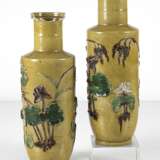 Gelbgrundige Vase mit Reliefdekor von Lotos und Kranichen - Foto 4