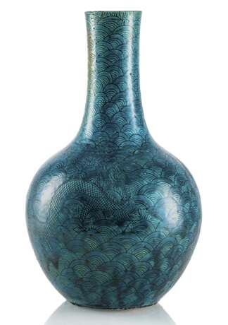 Petrolfarben glasierte Vase aus Porzellan mit Drachen zwischen Wellen - photo 1