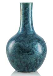 Petrolfarben glasierte Vase aus Porzellan mit Drachen zwischen Wellen