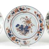 Drei Teller aus Porzellan im Imari-Stil dekoriert mit Lotos und Gartenszene - photo 1