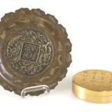 Blütenförmiger Bronzeteller mit Goldsplash-Dekor und eine Paktong-Deckeldose mit Inschrift - фото 1
