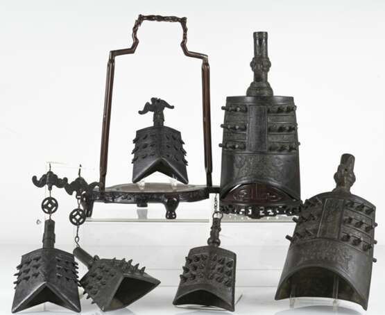 Sechs Glocken aus Bronze im archaischen Stil, eine mit Hartholz-Stand - photo 2