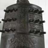 Sechs Glocken aus Bronze im archaischen Stil, eine mit Hartholz-Stand - Foto 3