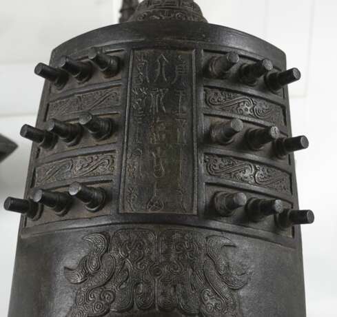 Sechs Glocken aus Bronze im archaischen Stil, eine mit Hartholz-Stand - фото 3