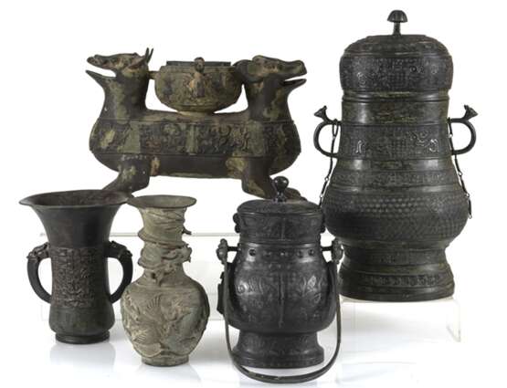 Gruppe von fünf Bronzen im archaischen Stil - photo 1
