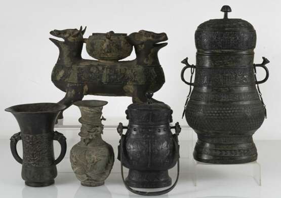 Gruppe von fünf Bronzen im archaischen Stil - Foto 2