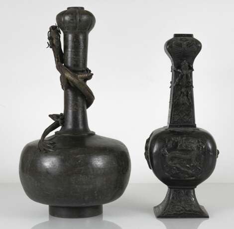 Zwei Bronzevasen mit Drachen in Relief - фото 2