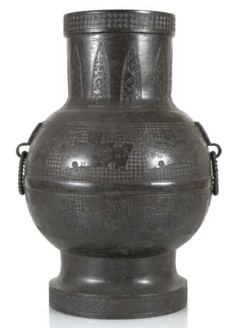 Große 'hu'-förmige Vase aus Bronze im archaischen Stil mit Masken und losen Ringhenkeln - photo 3