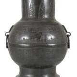 Große 'hu'-förmige Vase aus Bronze im archaischen Stil mit Masken und losen Ringhenkeln - Foto 3