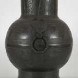 Große 'hu'-förmige Vase aus Bronze im archaischen Stil mit Masken und losen Ringhenkeln - photo 4