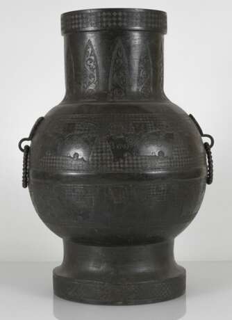 Große 'hu'-förmige Vase aus Bronze im archaischen Stil mit Masken und losen Ringhenkeln - photo 1