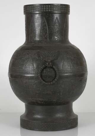 Große 'hu'-förmige Vase aus Bronze im archaischen Stil mit Masken und losen Ringhenkeln - Foto 2