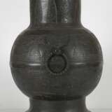 Große 'hu'-förmige Vase aus Bronze im archaischen Stil mit Masken und losen Ringhenkeln - photo 2