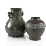Zwei Vasen aus Bronze, eine mit Silber-Einlagen - Foto 1