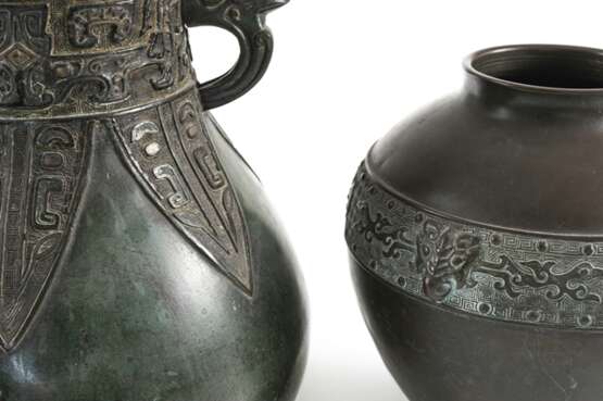 Zwei Vasen aus Bronze, eine mit Silber-Einlagen - Foto 3