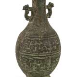 Vase aus Bronze im archaischen Stil dekoriert mit zwei seitlichen Handhaben - photo 1
