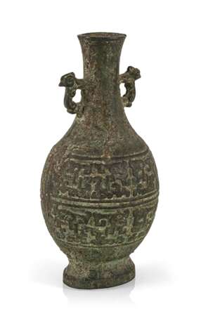 Vase aus Bronze im archaischen Stil dekoriert mit zwei seitlichen Handhaben - photo 1