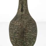 Vase aus Bronze im archaischen Stil dekoriert mit zwei seitlichen Handhaben - photo 2