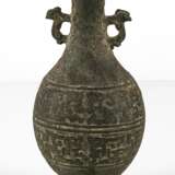 Vase aus Bronze im archaischen Stil dekoriert mit zwei seitlichen Handhaben - photo 3