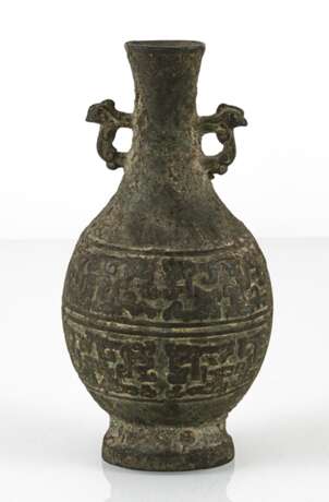 Vase aus Bronze im archaischen Stil dekoriert mit zwei seitlichen Handhaben - фото 3