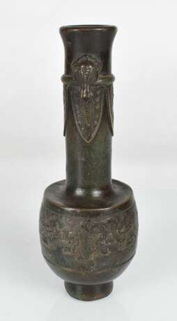 Kleine Bronzevase mit archaistischem Dekor - фото 2