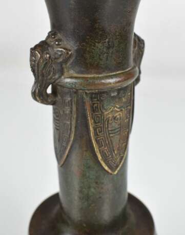 Kleine Bronzevase mit archaistischem Dekor - Foto 3