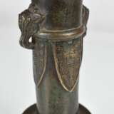 Kleine Bronzevase mit archaistischem Dekor - Foto 3
