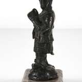 Bronze eines stehenden Wächters auf einem Steinsockel - фото 2