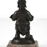 Bronze eines stehenden Wächters auf einem Steinsockel - Foto 3