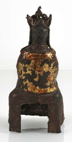 Bronze eines Daoisten mit Resten von Lackauflage und Vergoldung - photo 4