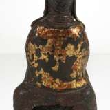 Bronze eines Daoisten mit Resten von Lackauflage und Vergoldung - Foto 4
