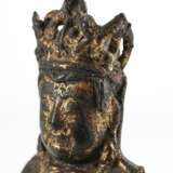Bronze eines Daoisten mit Resten von Lackauflage und Vergoldung - photo 5