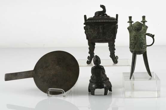 Handspiegel, Jue, Weihrauchbrenner und Buddha aus Bronze - Foto 3
