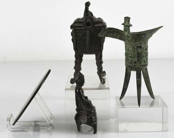 Handspiegel, Jue, Weihrauchbrenner und Buddha aus Bronze - фото 4